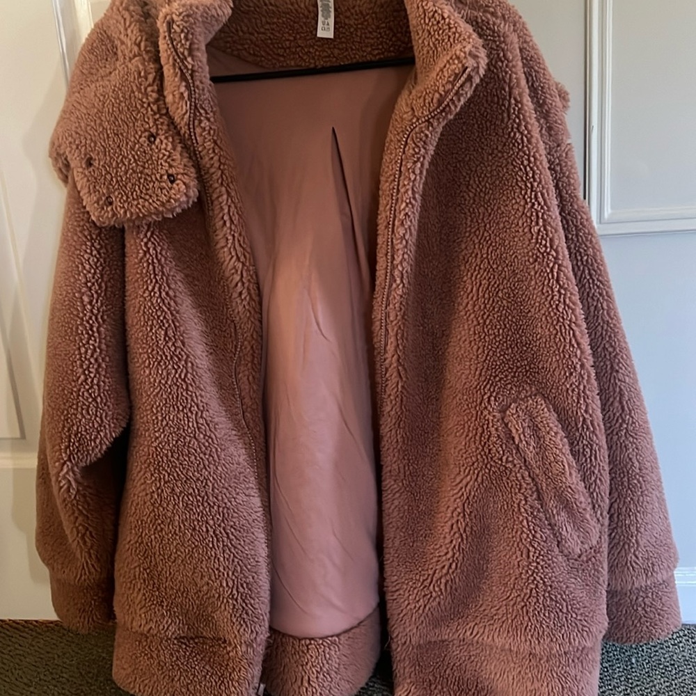 Purchase from carbon 38 never worn sitting in the sitting in the closet nwot